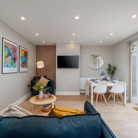 Edgeware Home 4 Bedroom House-Free Parking